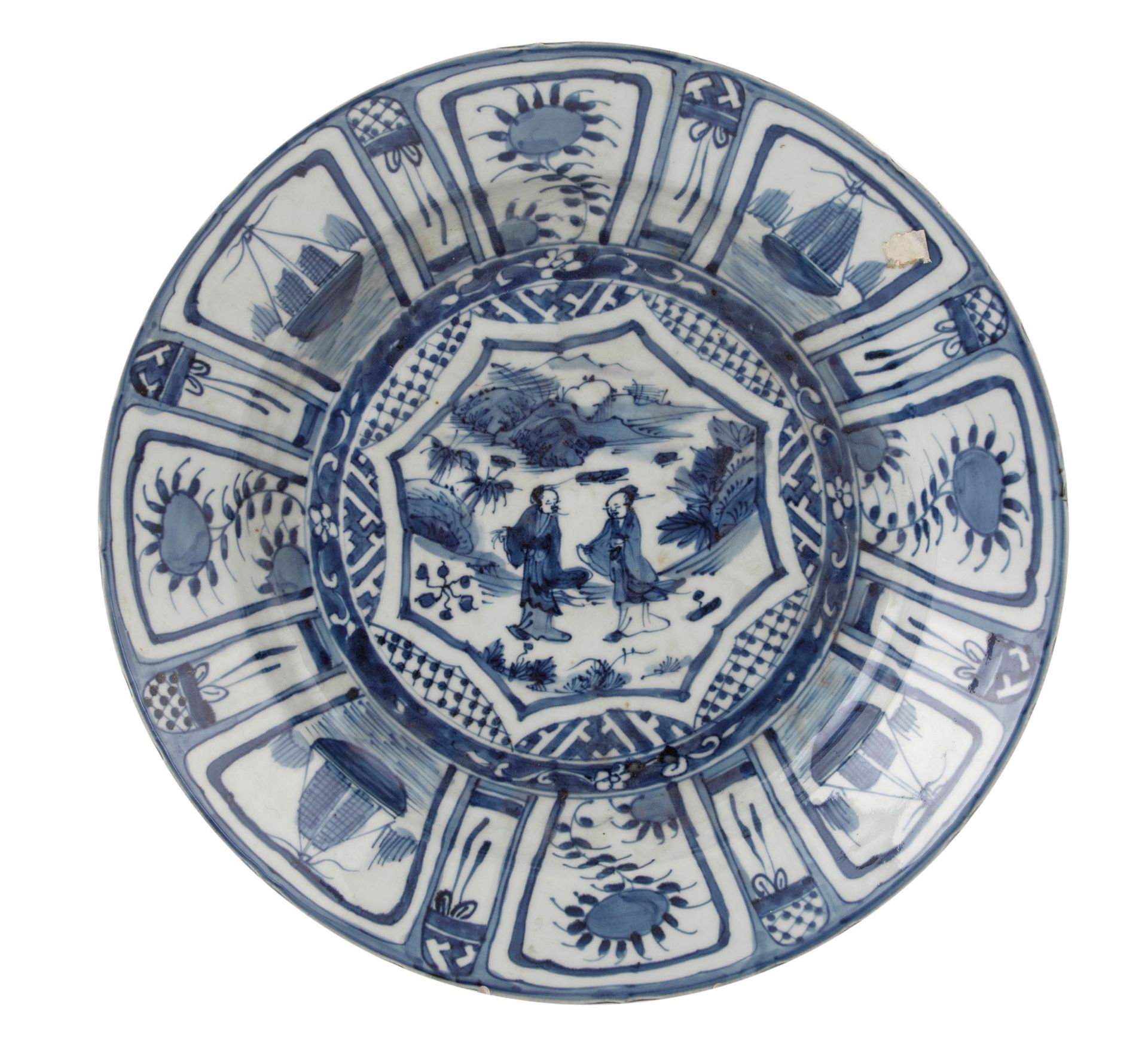 GRANDE PIATTO IN PORCELLANA BIANCA E BLU, CINA, DINASTIA MING, EPOCA WANLI (1573-1619)