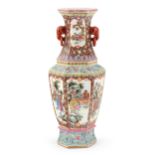 GRANDE VASO ESAGONALE IN PORCELLANA FAMIGLIA ROSA CON DECORO A RISERVE, CINA, PERIODO TARDA