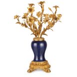 COPPIA DI VASI IN PORCELLANA BLU MONTATI IN BRONZO DORATO, XIX SECOLO