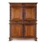 CREDENZA A DUE CORPI IN LEGNO DI NOCE PARZIALMENTE SCOLPITO, XVII-XVIII SECOLO