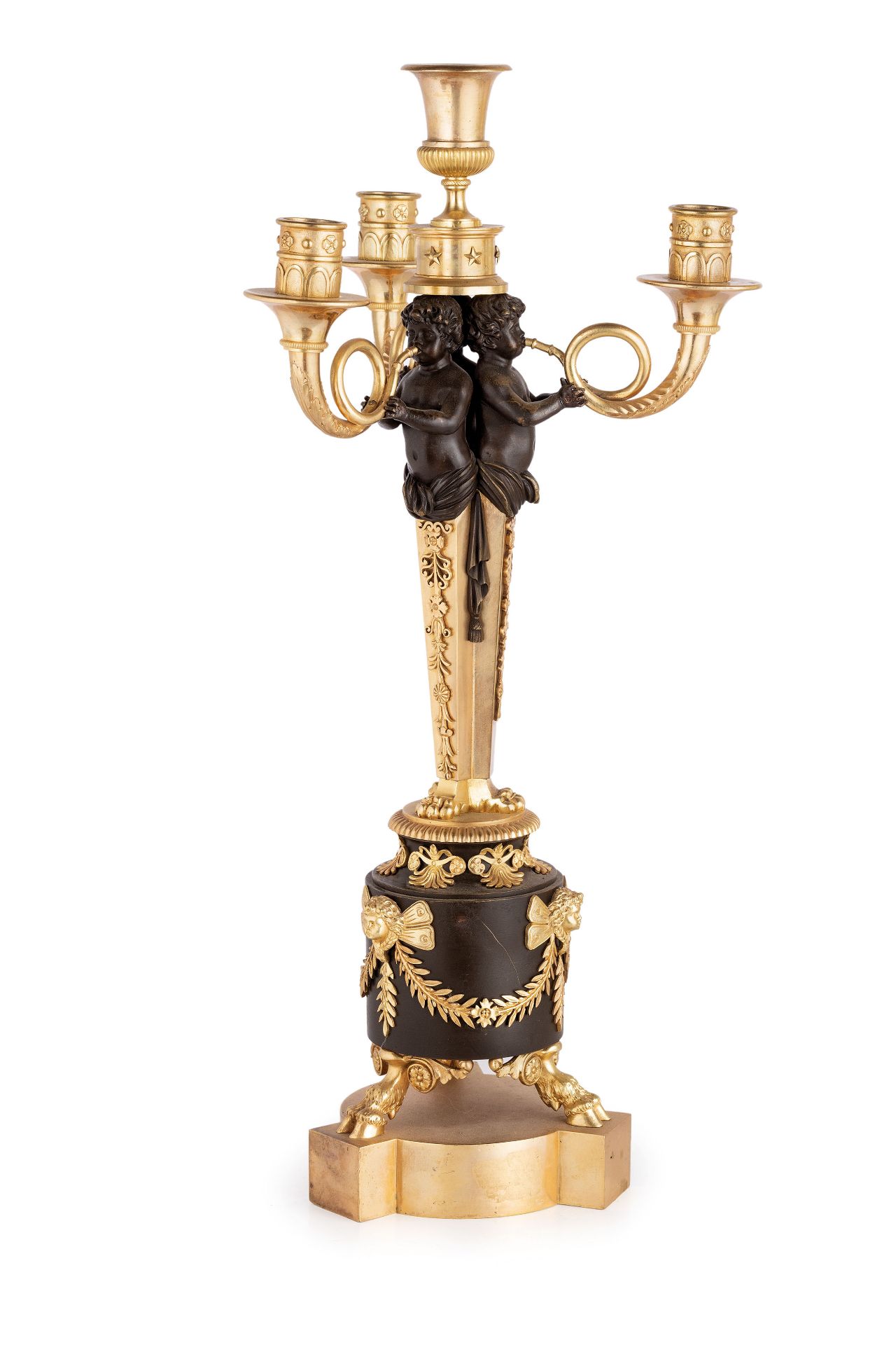 COPPIA DI CANDELABRI IN BRONZO PATINATO E DORATO, XIX SECOLO