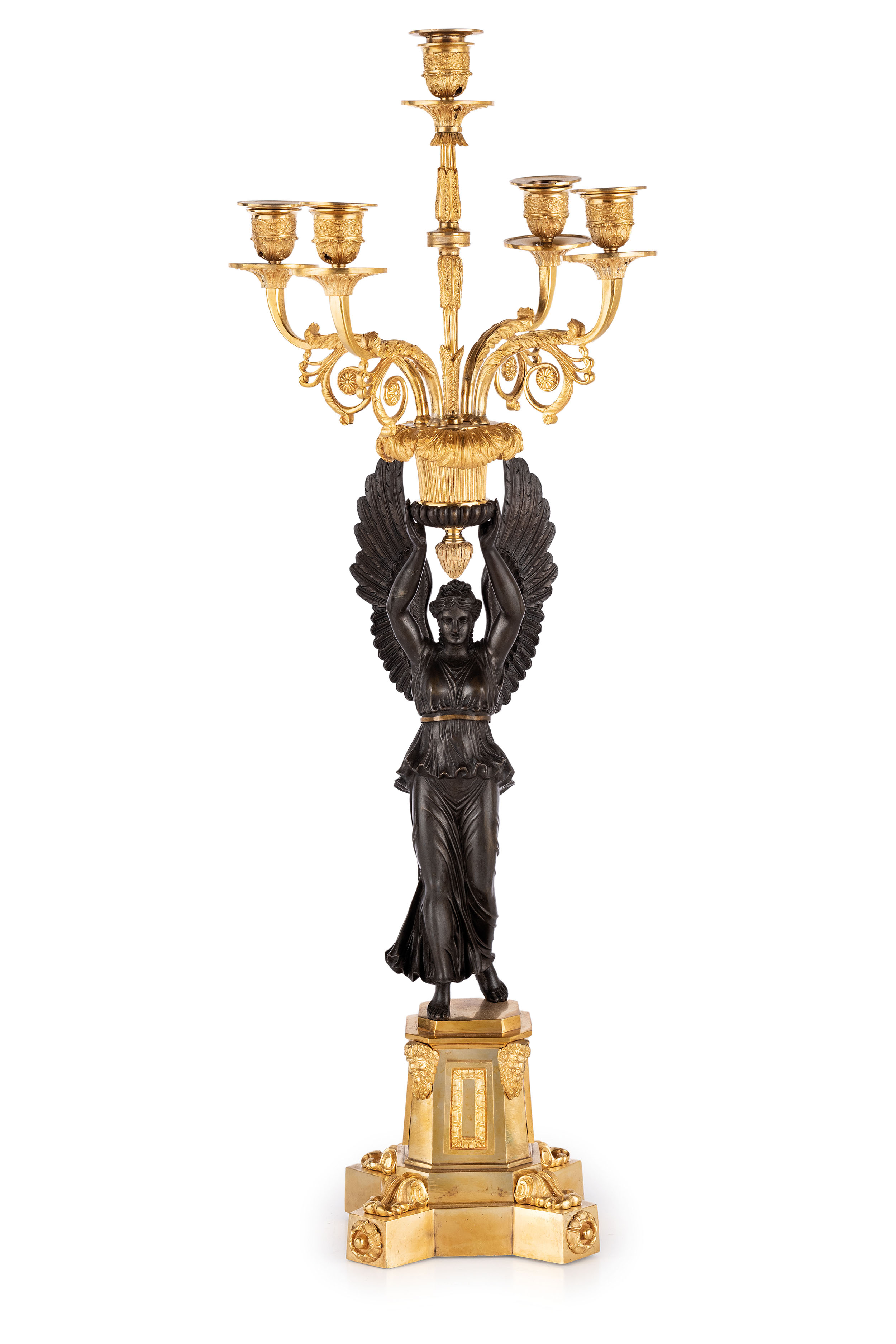 COPPIA DI CANDELABRI IN BRONZO DORATO E PATINATO, XIX SECOLO