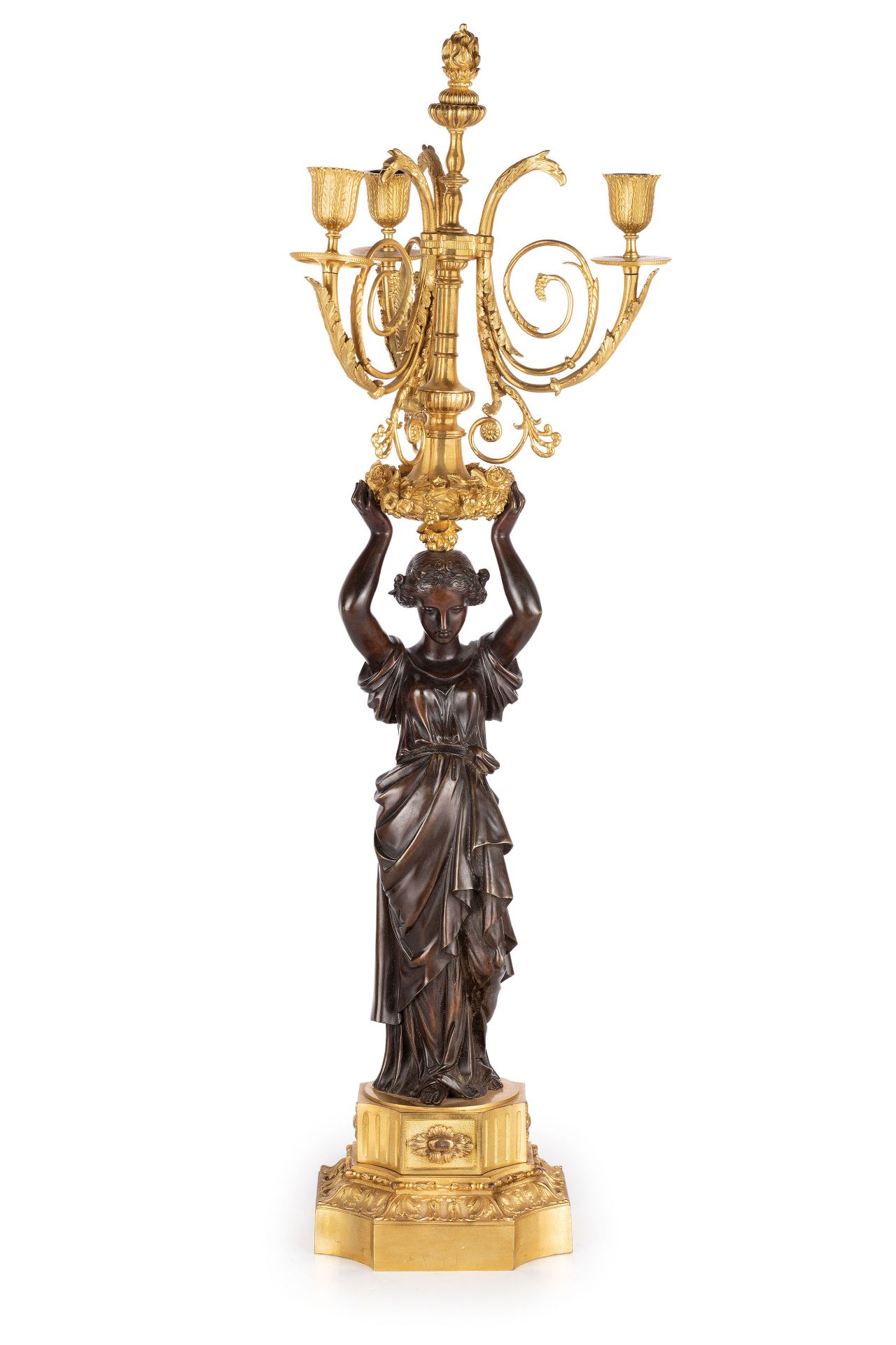 COPPIA DI CANDELABRI IN BRONZO PATINATO E DORATO, XIX SECOLO