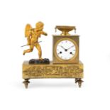 OROLOGIO A PENDOLO D'APPOGGIO IN BRONZO DORATO CON PUTTO, FRANCIA, 1825 CIRCA