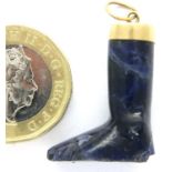 18ct gold mounted carved sodalite solitaire pendant, 4.5g. P&P Group 1 (£14+VAT for the first lot