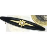 Victorian 9ct gold onyx brooch set with a pearl, L: 35 mm, 2.5g. P&P Group 1 (£14+VAT for the