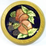 Framed Moorcroft dish in the Fruit pattern, D: 14 cm. No cracks, chips or visible restoration. P&P