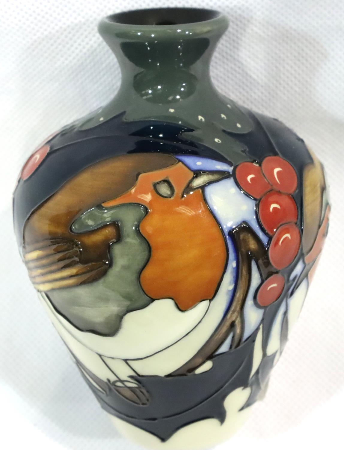 Moorcroft vase in the Sir Brave Robin pattern, H: 10 cm. No cracks, chips or visible restoration.