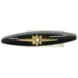 Victorian 9ct gold onyx brooch set with a single pearl, L: 35 mm, 2.5g. P&P Group 1 (£14+VAT for the