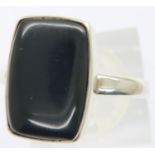925 silver Whitby jet ring, size R/S, 3g. P&P Group 1 (£14+VAT for the first lot and £1+VAT for