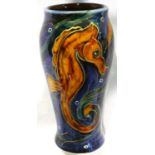Anita Harris vase in the Seahorse pattern, signed in gold, H: 18 cm. No cracks, chips or visible