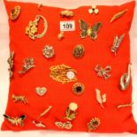 Cushion of assorted brooches including stone set examples. P&P Group 2 (£18+VAT for the first lot