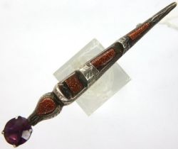 Vintage sterling silver dirk/kilt pin brooch with amethyst and agate glass cabochons, L: 65 mm. P&