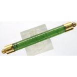 9ct gold mounted jade brooch, L: 54 mm, 2.9g. P&P Group 1 (£14+VAT for the first lot and £1+VAT