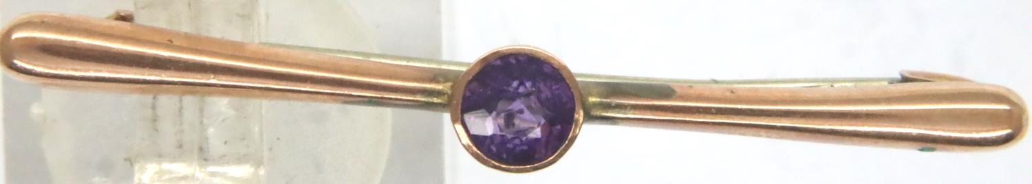 9ct gold amethyst set bar brooch, L: 40 mm, 1.8g. P&P Group 1 (£14+VAT for the first lot and £1+