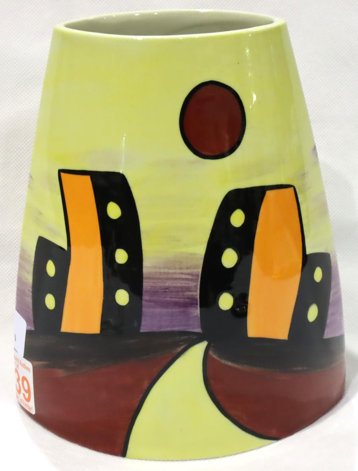 Lorna Bailey vase in the Manhattan pattern, H: 17 cm. No cracks, chips or visible restoration. P&P