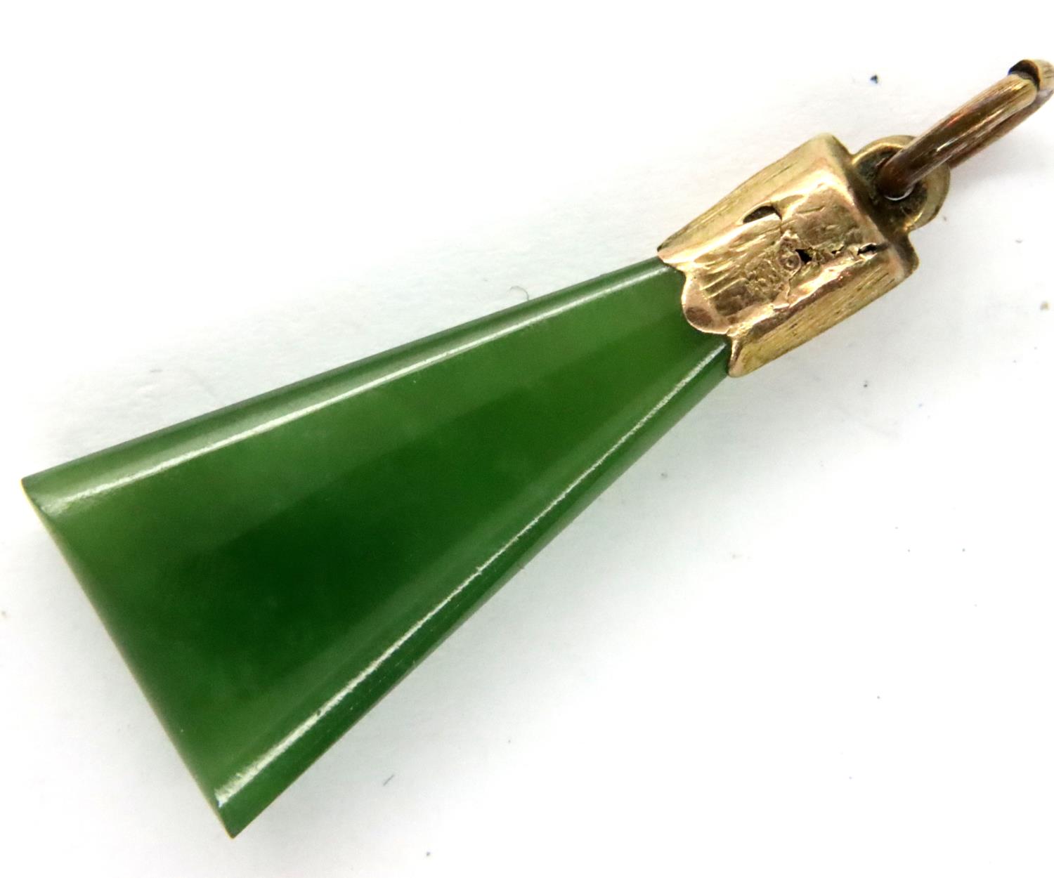 9ct gold and jade pendant, L: 27 mm, 1.6g. P&P Group 1 (£14+VAT for the first lot and £1+VAT for