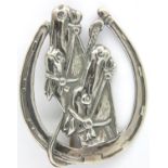 925 silver race horses brooch, H: 45 mm, 8g. P&P Group 1 (£14+VAT for the first lot and £1+VAT for