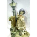 Lladro girl sweeping by lamppost, H: 35 cm. No cracks, chips or visible restoration. P&P Group 3 (£