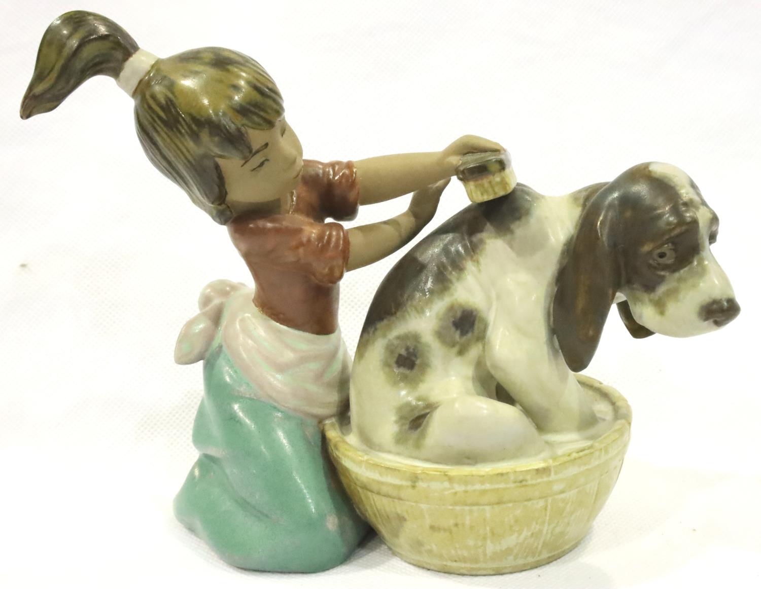 Lladro Gres girl washing dog, H: 12 cm, no cracks, chips or visible restoration. P&P Group 1 (£14+