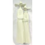 Lladro white nun figure group, H: 32 cm. No cracks, chips or visible restoration. P&P Group 3 (£25+