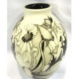 Moorcroft trial vase in the Blackthorn pattern, H: 13 cm. No cracks, chips or visible restoration.