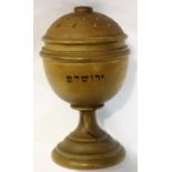 Treen shaker, H: 9 cm. P&P Group 1 (£14+VAT for the first lot and £1+VAT for subsequent lots)