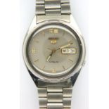 Seiko; gents Seiko 5 automatic wristwatch, putty dial, gold hands, day date, stainless steel