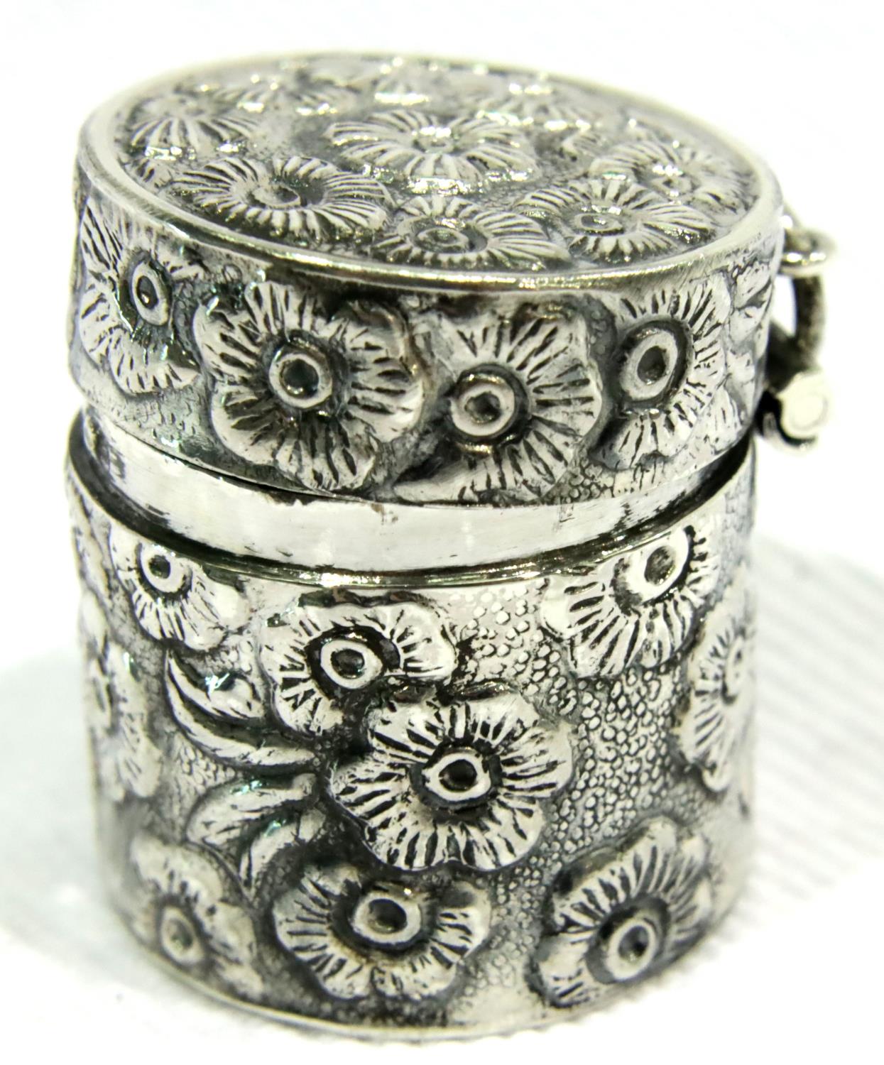 925 silver thimble case with floral decoration, L: 25 mm, 15g. P&P Group 1 (£14+VAT for the first