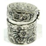925 silver thimble case with floral decoration, L: 25 mm, 15g. P&P Group 1 (£14+VAT for the first