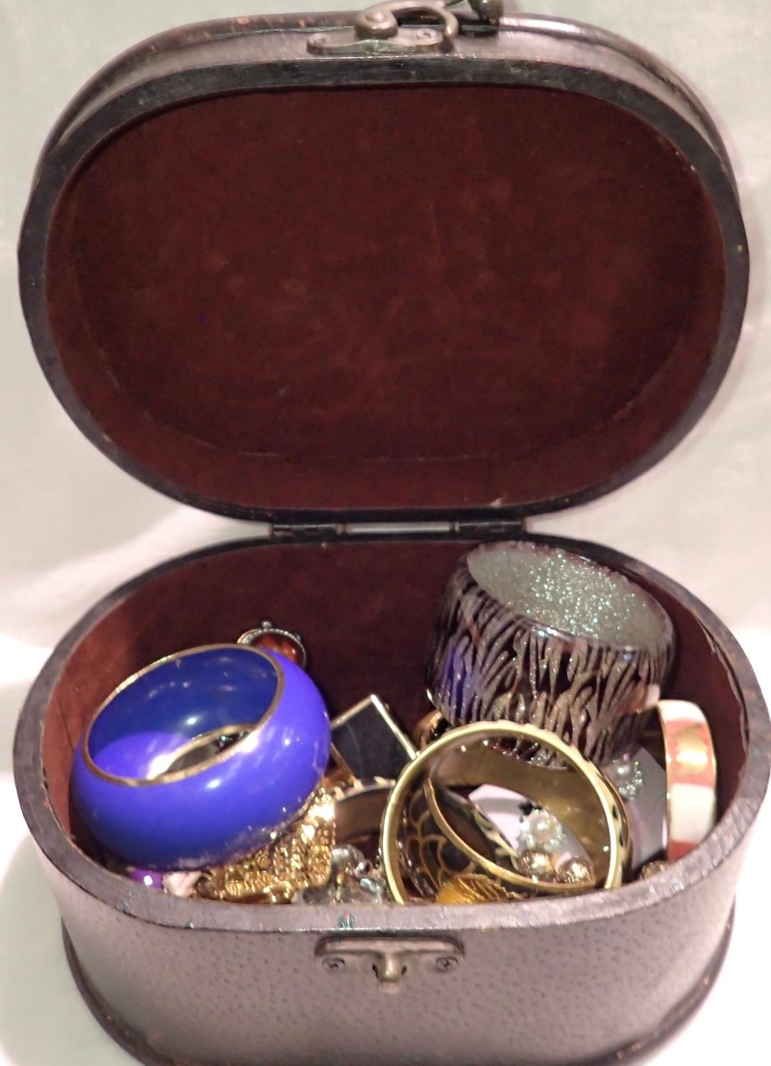 Lidded leather box containing costume jewellery, box 12 x 24 x 18 cm. P&P Group 2 (£18+VAT for the