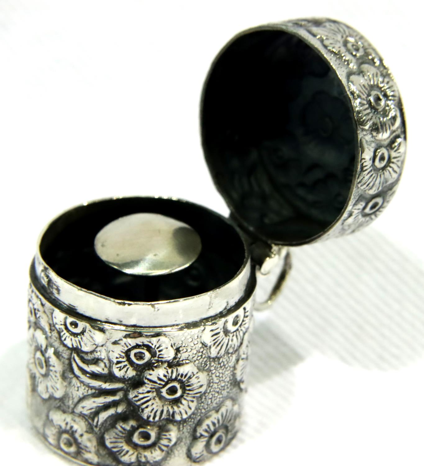 925 silver thimble case with floral decoration, L: 25 mm, 15g. P&P Group 1 (£14+VAT for the first - Image 2 of 3