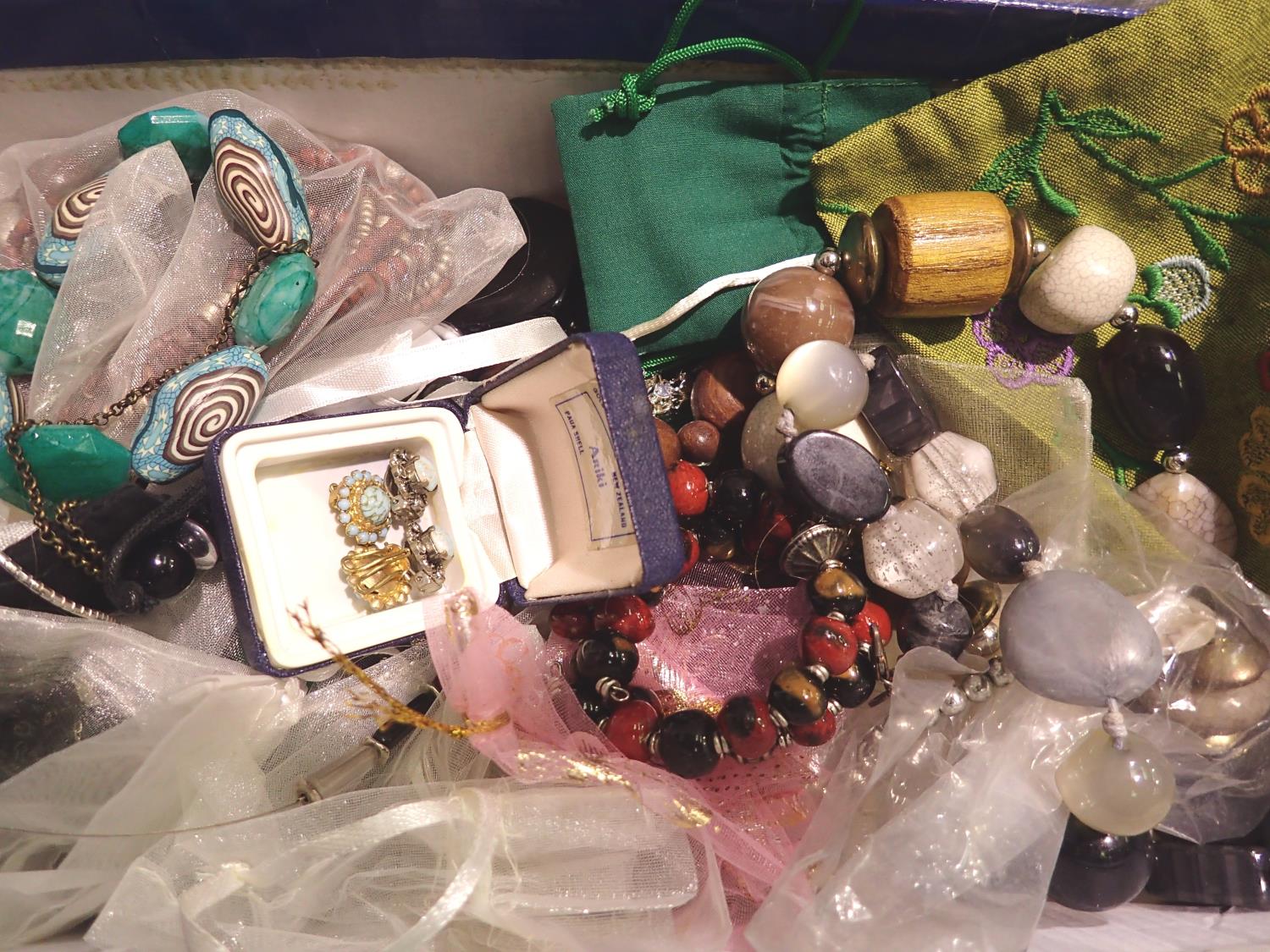 Mixed costume jewellery to include bangles, necklaces etc. P&P Group 2 (£18+VAT for the first lot