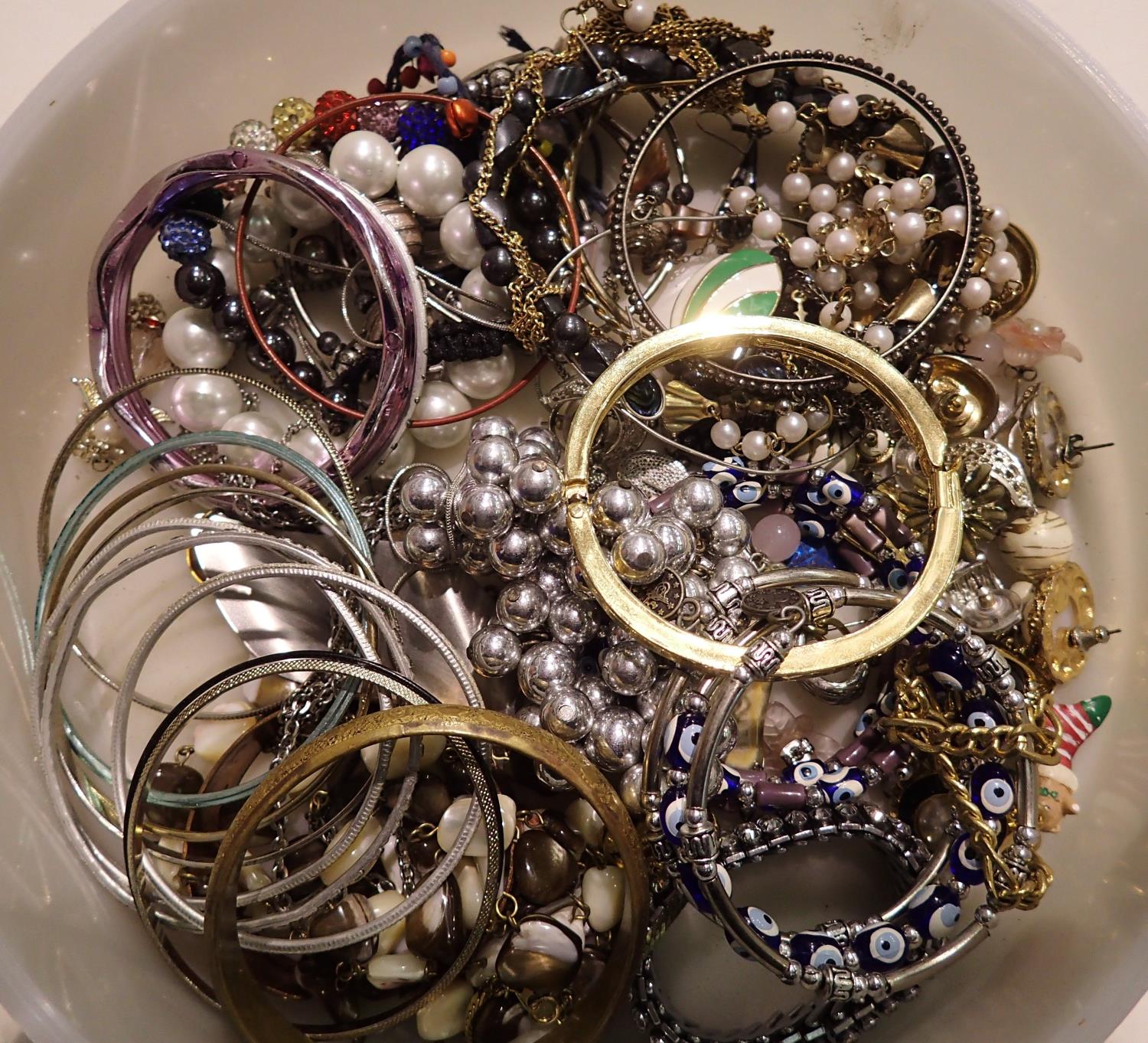 Selection of mixed costume jewellery. P&P Group 2 (£18+VAT for the first lot and £3+VAT for