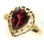 9ct yellow gold garnet ring, size M/N, 2.8g. P&P Group 1 (£14+VAT for the first lot and £1+VAT for