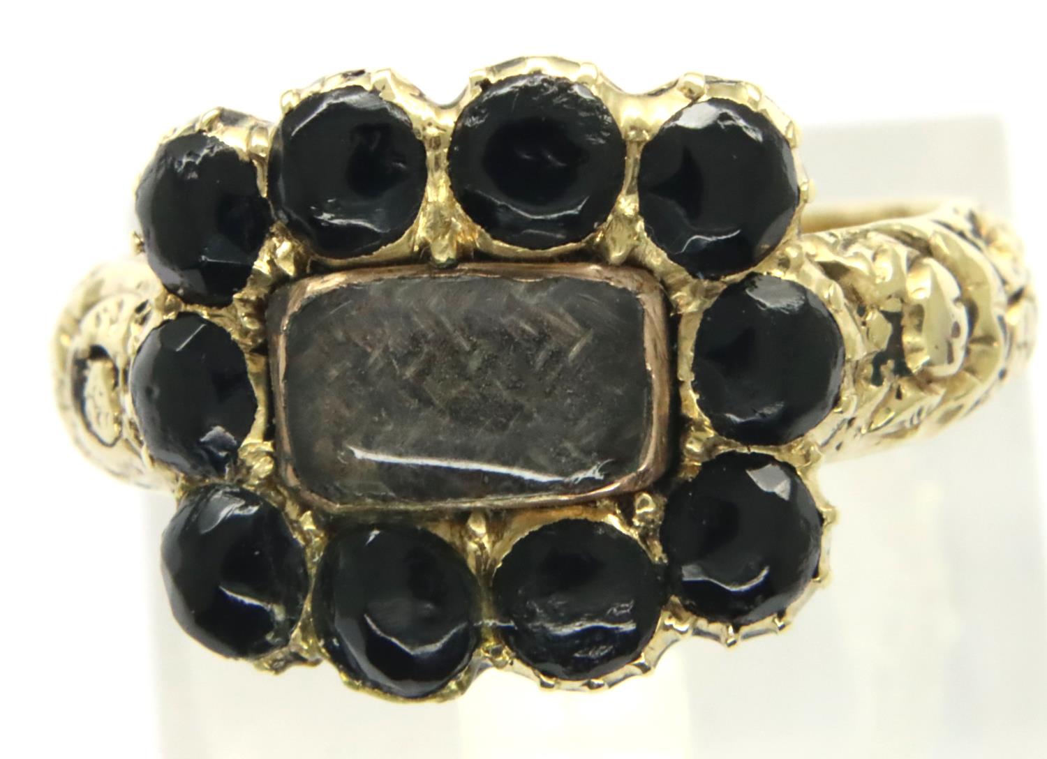 1819 Georgian 18ct gold and onyx mourning ring, size M/N, 3.7g. P&P Group 1 (£14+VAT for the first