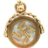 9ct gold swivel fob pendant with Swastika, H: 25 mm, 3.4g. P&P Group 1 (£14+VAT for the first lot