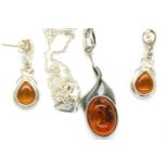 925 silver and baltic amber necklace and earrings set, boxed. Chain L: 42 cm, earring H: 14 mm. P&