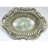 925 silver ornate dish, L: 15 cm, 90g. P&P Group 1 (£14+VAT for the first lot and £1+VAT for