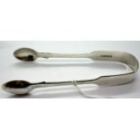 Hallmarked silver sugar tongs, London assay, 50g. P&P Group 1 (£14+VAT for the first lot and £1+