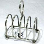 Hallmarked silver four slice toast rack, London assay 1903, 101g. P&P Group 1 (£14+VAT for the first