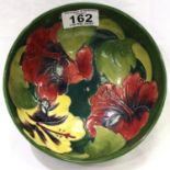 Moorcroft green ground bowl in the Hibiscus pattern, D: 16 cm. No cracks, chips or visible