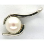 9ct white gold and pearl pendant, H: 17 mm, 2.2g. P&P Group 1 (£14+VAT for the first lot and £1+