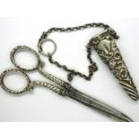 Hallmarked silver scissors and case, London assay, 35g. P&P Group 1 (£14+VAT for the first lot