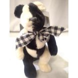 Merrythought bear, Chess, limited edition 256/750, H: 26 cm, with tags, excellent condition. P&P