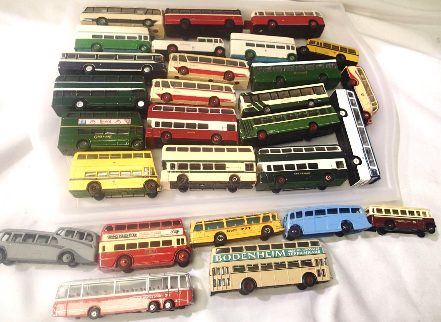 Twenty eight buses and coaches, various makes and types, some re-painted, all unboxed. P&P Group