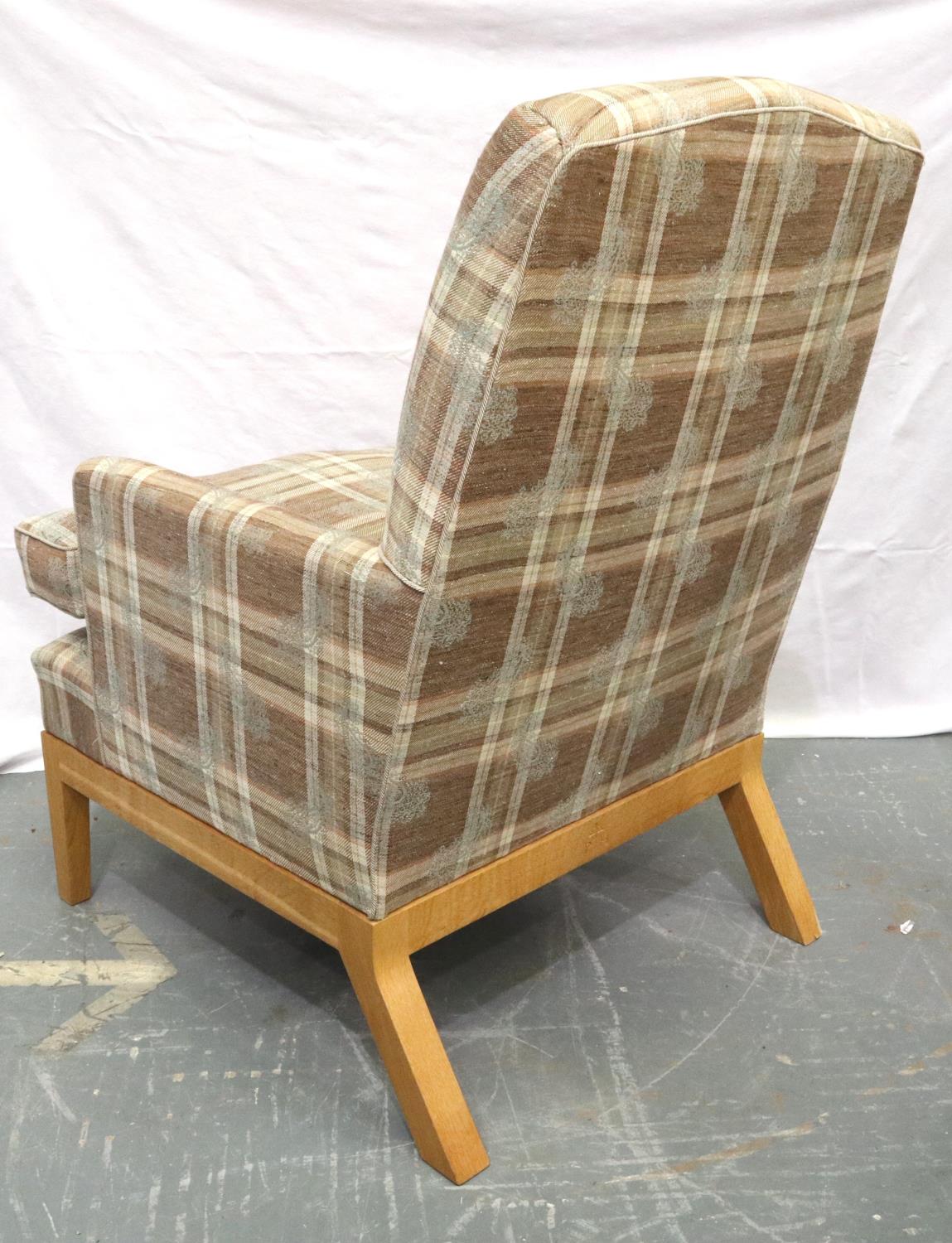 A contemporary oversized fireside armchair in banded fabric upholstery, 77 x 90 x 107 cm H. Not - Image 4 of 5