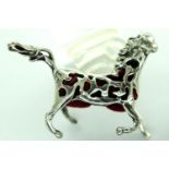 925 silver horse pin cushion, L: 40 mm. P&P Group 1 (£14+VAT for the first lot and £1+VAT for