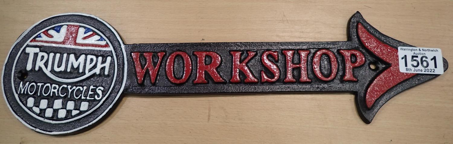 Cast iron Triumph workshop arrow sign, 40 x 12 cm. P&P Group 2 (£18+VAT for the first lot and £3+VAT