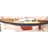 Large pond yacht, plastic Hull, fitted some radio control, requires restoration, L: 140 cm. P&P